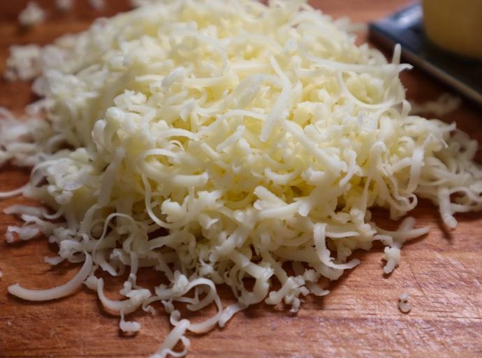 Detectan comercialización de quesos rallados adulterados en Uruguay